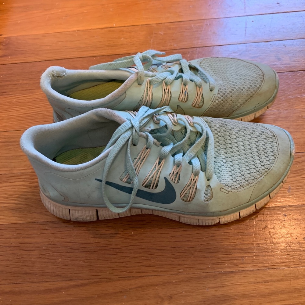 Size 7 Tiffany Blue Nike Free Runs